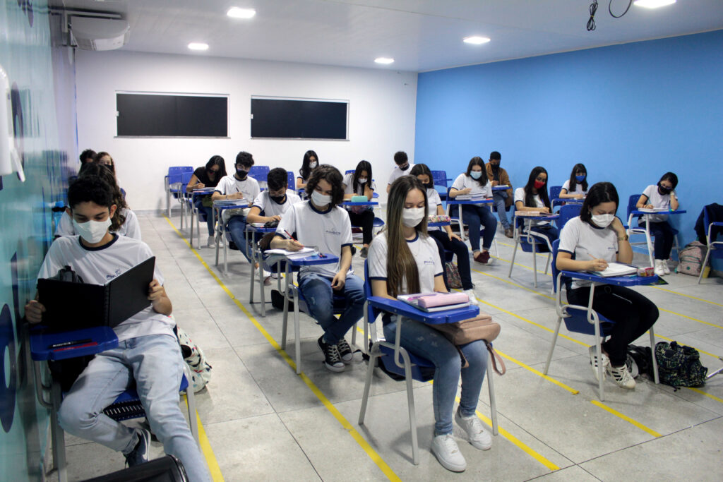 Alunos do ensino médio estudando em sala de aula após orientação vocacional