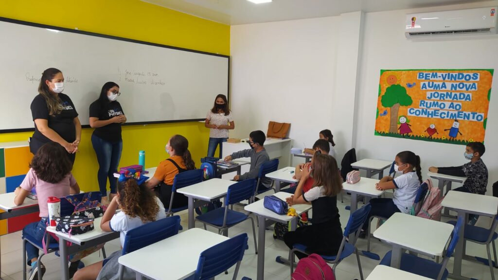 Alunos Physics, em fase de letramento, anteriormente chamado de alfabetização, realizando atividades em sala de aula.