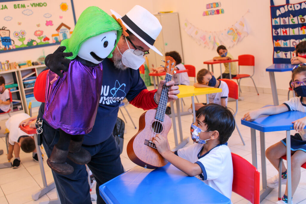 Alunos da educação infantil vivenciando a educação interativa na prática, por meio das aulas de musicalização
