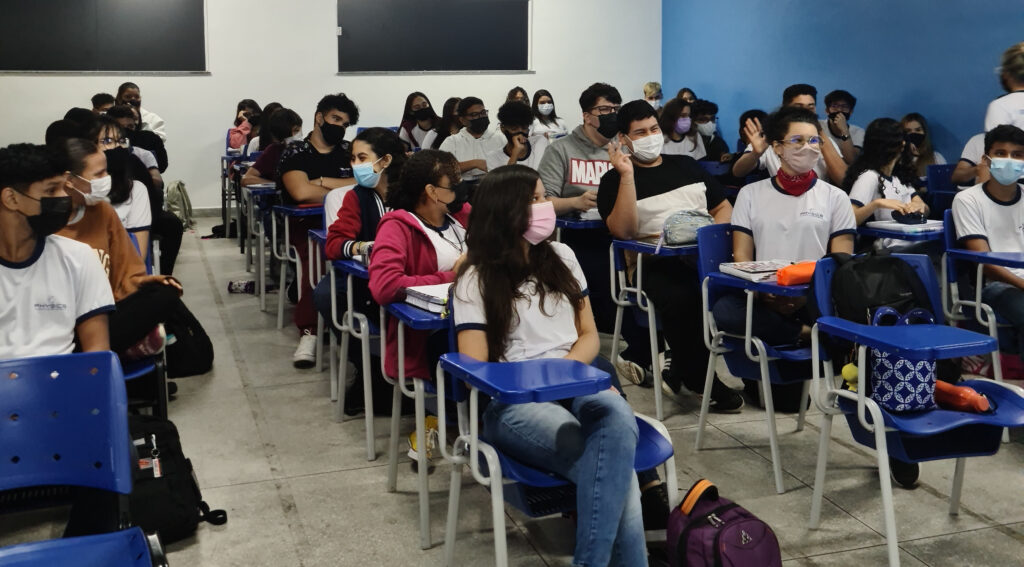 Alunos do Ensino Médio em sala de aula estudando