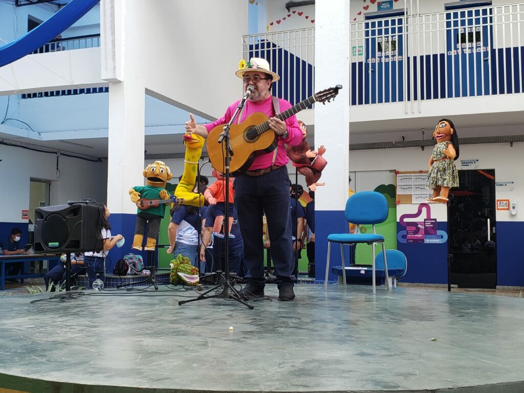 Professor Salomão Habib durante a realização do projeto saborearte, projeto que agrega inúmeros benefícios ao desenvolvimento infantil.