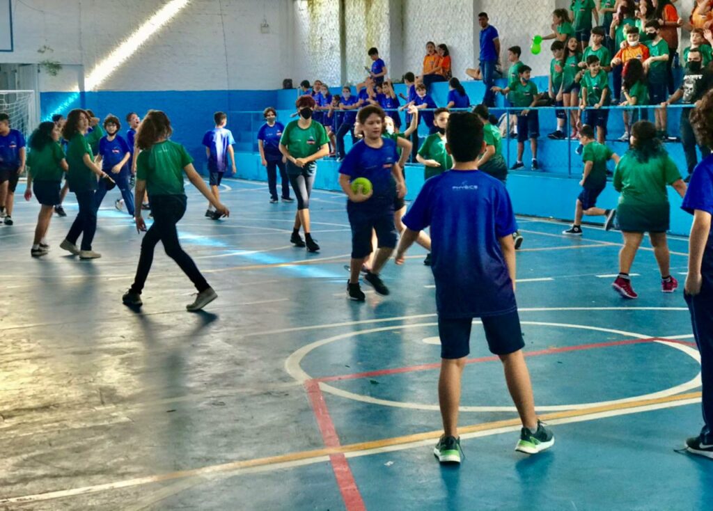 Alunos participando de atividade física durante os Jogos Estudantis 2022.