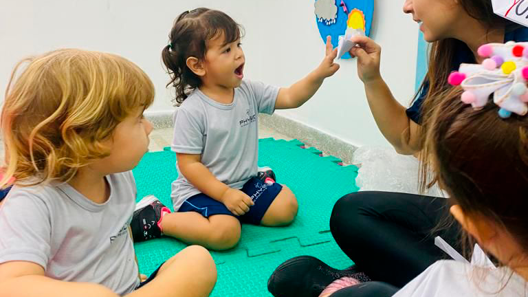 Crianças em idade escolar desenvolvendo habilidades motoras e cognitivas durante aulas práticas.