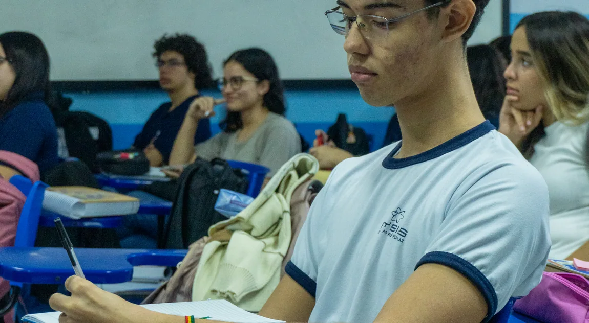 Alunos do Ensino Médio do Colégio Physics em sala de aula